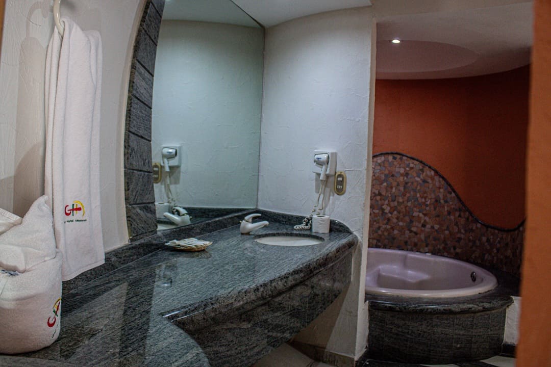 H_Suite_Jacuzzi_4_1080