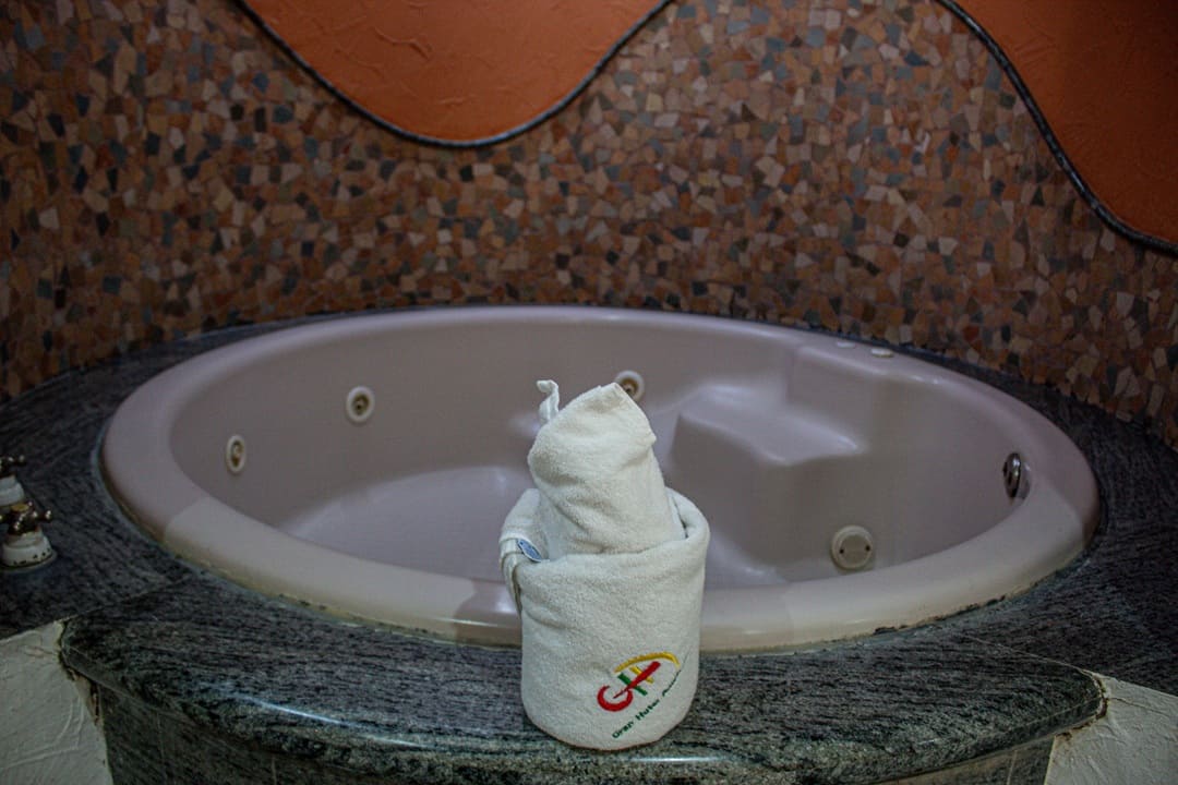 H_Suite_Jacuzzi_5_1080