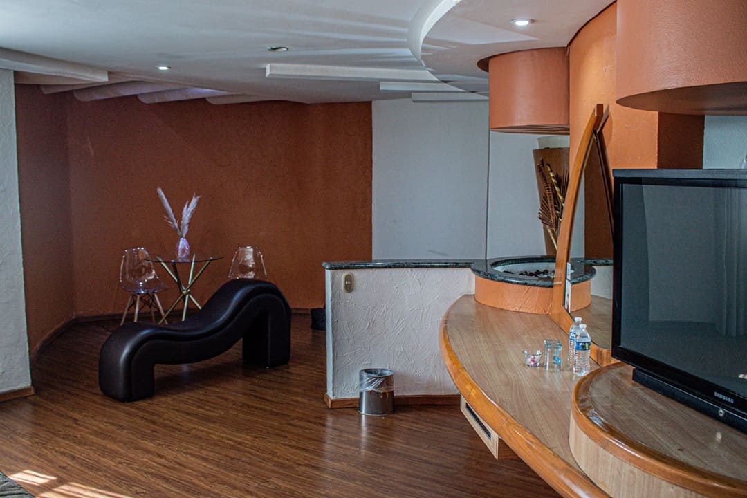 H_Suite_Jacuzzi_7_1080