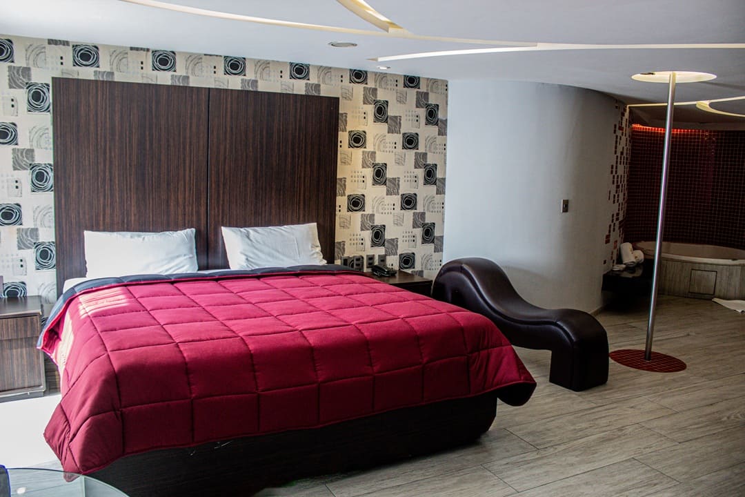 H_Suite_Jacuzzi_AA_1_1080