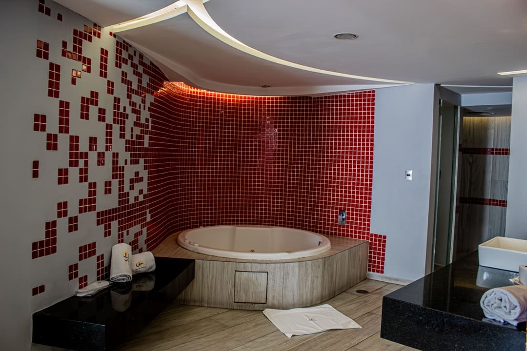 H_Suite_Jacuzzi_AA_4_1080
