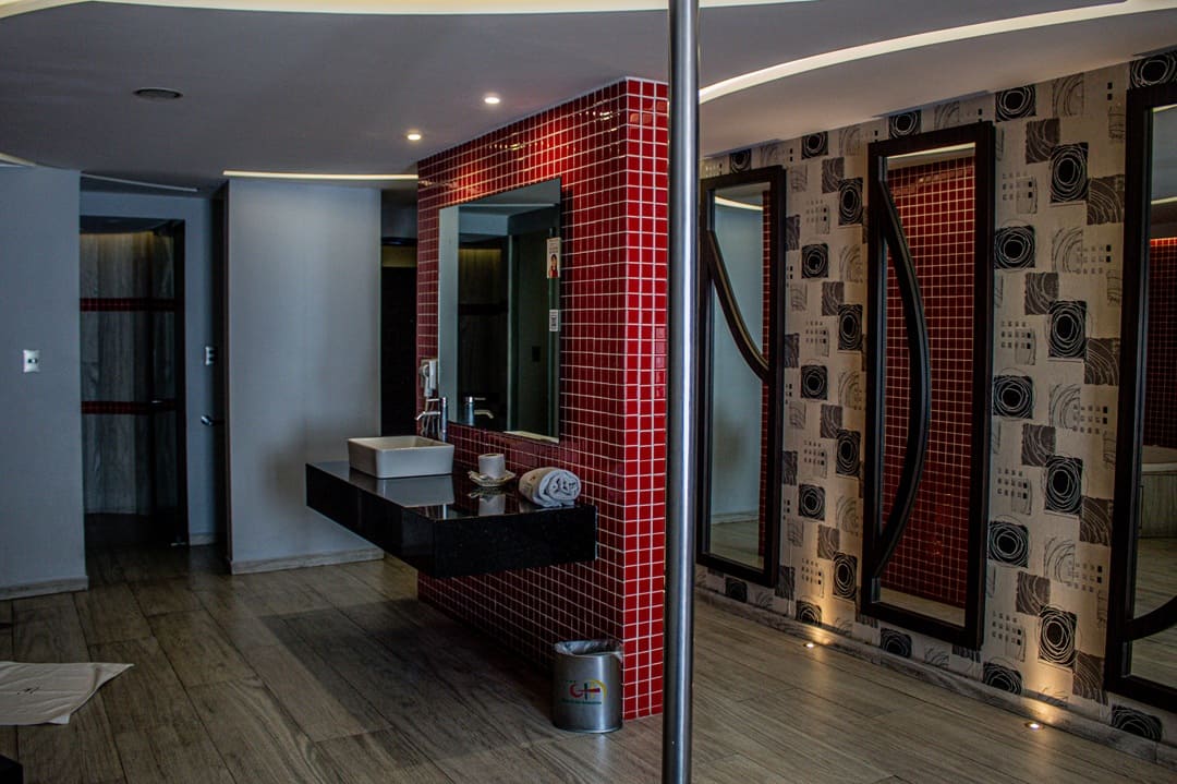 H_Suite_Jacuzzi_AA_5_1080