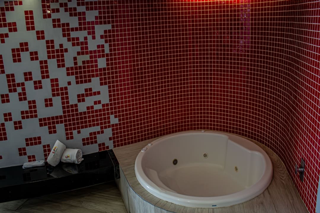 H_Suite_Jacuzzi_AA_6_1080