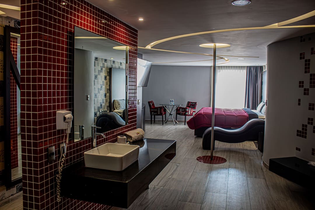 H_Suite_Jacuzzi_AA_9_1080
